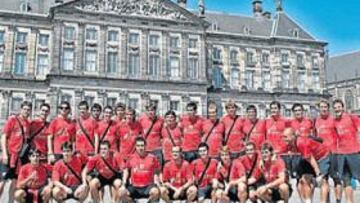 <b>FOTO DE FAMILIA.</b> La expedición del Athletic disfrutó de su día libre haciendo turismo por las calles de Amsterdam.