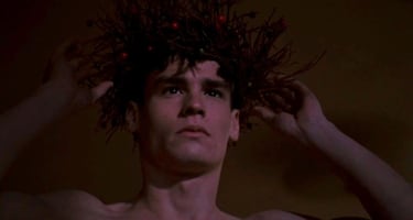 Neil Perry, interpretado por Robert Sean Leonard, apasionado y soñador, encuentra en el teatro y la poesía un escape a la rigidez de su padre. Cuando se le prohíbe actuar, Neil no soporta la jaula que le imponen y se quita la vida. Su muerte sacude a sus amigos y a su profesor Keating, demostrando cuán letal puede ser la falta de libertad para un espíritu joven.

