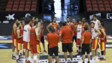 Los jugadores de la Selección escuchan las instrucciones de Juan Orenga en el entrenamiento de ayer de Sevilla.