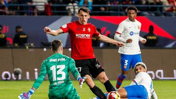 RIAD (ARABIA SAUDÍ), 11/01/2024.- El delantero de Osasuna Ante Budimir (c) trata de superar al portero Iñaki Peña (i), del Barcelona, durante la segunda semifinal de la Supercopa de España que FC Barcelona y CA Osasuna disputan este jueves en el estadio Al-Awwal Park de Riad, en Arabia Saudí. EFE/Juan Carlos Cárdenas