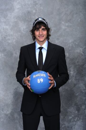 Ricky Rubio en el Madison Square Garden el 25 de junio de 2009 durante el Draft 2009. Los Minnesota Timberwolves le eligieron en quinto lugar.