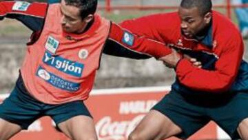 <b>CONTUNDENTE. </b>Diego Castro, con Colin en la imagen,  analizó ayer los primeros partidos del Sporting en Primera División.