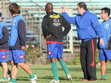 El fallecido ex futbolista tuvo su única experiencia como DT en Temuco, pero no pudo impedir el descenso a Tercera División. En su etapa de futbolista jugó el Mundial de España y fue figura en la U y la UC.