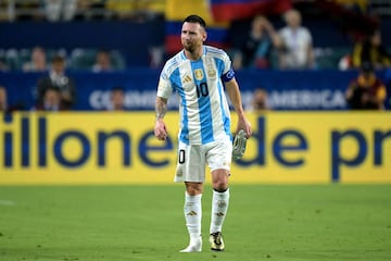 Messi leaves the pitch after picking up an injury during the 2024 Copa América final.