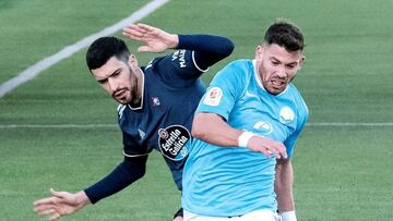 Aarón Martín disputa el balón con Kike López durante el partido de Copa disputado ante el Ibiza.