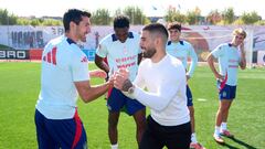 Topuria visita a la Selección española de fútbol en Las Rozas