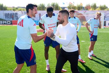 Dani Vivian saluda sonriente a Ilia Topuria.