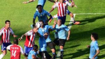 Gim&eacute;nez pierde la marca de Lucas Barrios en el gol paraguayo