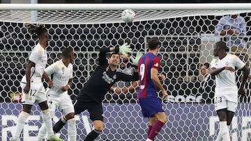 Arlington (United States), 29/07/2023.- Real Madrid goalkeeper Thibaut Courtois (C) makes a save during the friendly soccer match between FC Barcelona and Real Madrid, in Arlington, Texas, USA, 29 July 2023. (Futbol, Amistoso) EFE/EPA/ADAM DAVIS