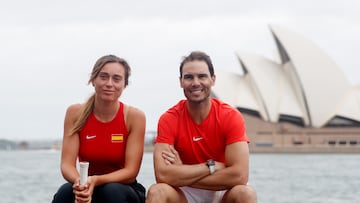 Sydney (Australia), 29/12/2022.- Spanish tennis players Rafael Nadal (R) and Paula Badosa (L) sit for a photograph during a visit to Sydney Harbour foreshore as part of a 2023 United Cup tennis tournament media event in Sydney, Australia, 29 December 2022. (Tenis) EFE/EPA/NIKKI SHORT AUSTRALIA AND NEW ZEALAND OUT