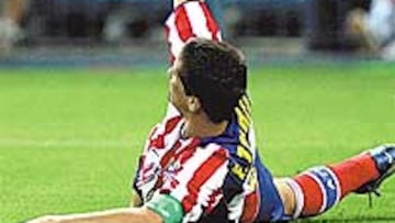 <b>POLÉMICA. </b>Este gesto de Torres provocó que el árbitro dejara salir al médico.