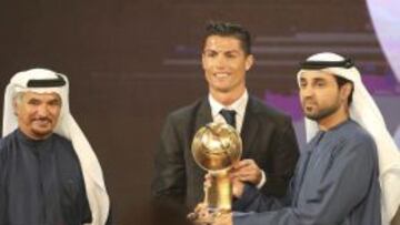 Cristiano Ronaldo recibe el premio a jugador del año en Dubai.