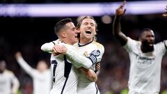 Modric celebra con Lucas Vázquez el 1-0 al Sevilla.