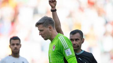 La expulsión del arquero galés Wayne Hennessey se convirtió en la primera en la Copa del Mundo y fue protagonizada por un silbante guatemalteco.