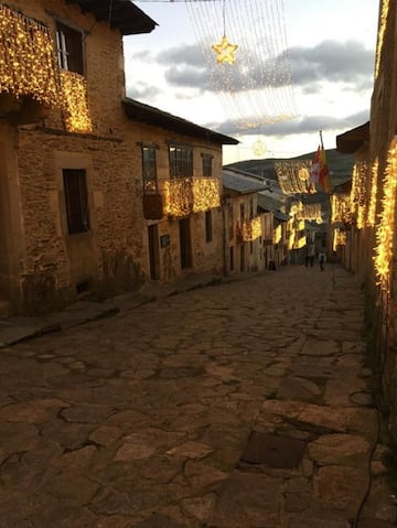 Así de bonito lució la iluminación del pueblo zamorano de Puebla de Sanabria durante el ensayo general tras ganar el concurso navideño de Ferrero Rocher para ser la localidad mejor iluminada de España. 