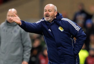 Steve Clarke y la controversia sobre los altos precios: “No te endeudes”