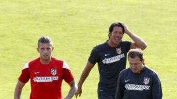 Alderweireld, junto a Simeone y Vizcaíno.