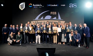 Foto de familia de los galardonados en la tercera edición del Hall of Fame del baloncesto español.