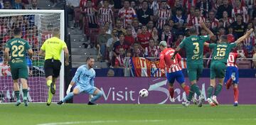 Antoine Griezmann falla en el mano a mano con Jeremías Ledesma.