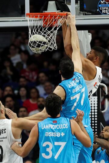 Walter Tavares anota ante Víctor Arteaga.