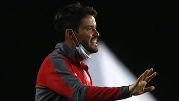 En un comunicado de prensa, el club anunció que el entrenador presentó su renuncia. Está en Argentina tras sufrir coronavirus.