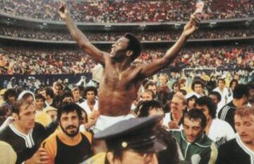 En 1978 Pelé dejó el fútbol definitivamente. El Cosmos de Nueva York y el Santos jugaron un partido homenaje para despedir al mítico jugador.