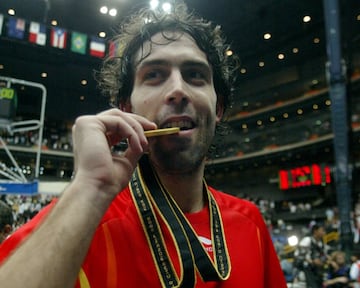 Se colgó la medalla mundialista con 26 años y dejó el baloncesto diez años después tras jugar en el Unicaja, el Murcia y el Baloncesto Sevilla. Tras retirarse ocupó el puesto de director deportivo del conjunto sevillano. También ha estado ocupando diferentes puestos de comentarista.