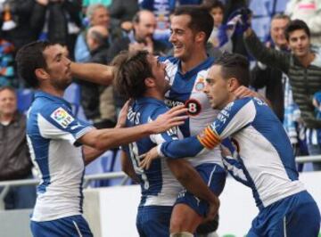 Los jugadores celebran el 2-1 de Stuani. 