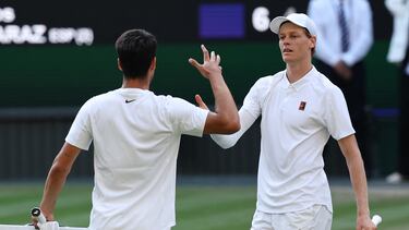 Carlos Alcaraz felicita a Jannik Sinner.