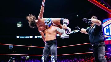 Momento en que Atlantis Jr. le aplica su llave, 'La Atlántida' a Volador Jr.