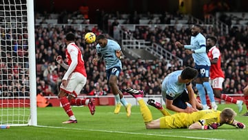 Ivan Toney, jugador del Brentford, remata para hacer el gol del empate ante el Arsenal.