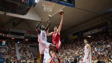 Ismaila Diagne, pívot del Real Madrid, trata de frenar a Gyorgy Goloman, del Básquet Girona.