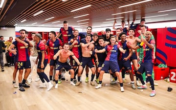 La plantilla del F¨²tbol Club Barcelona celebra la victoria ante el Real Madrid en el vestuario del Estadio Ol¨ªmpico de Montjuic.