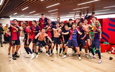 La plantilla del Fútbol Club Barcelona celebra la victoria ante el Real Madrid en el vestuario del Estadio Olímpico de Montjuic.