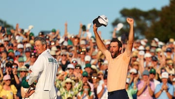 AUGUSTA, GEORGIA - APRIL 14: Scottie Scheffler of the United States and caddie Ted Scott celebrate on the 18th green after winning the 2024 Masters Tournament at Augusta National Golf Club on April 14, 2024 in Augusta, Georgia.   Andrew Redington/Getty Images/AFP (Photo by Andrew Redington / GETTY IMAGES NORTH AMERICA / Getty Images via AFP)