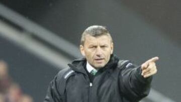 Miroslav Djukic dando órdenes desde la banda de San Mamés
