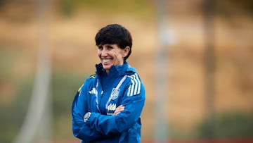 LAS ROZAS (CA MADRID), 20/10/2025.- la seleccionadora nacional Sonia Bermúdez dirige el entrenamiento llevado a cabo este martes en la Ciudad del Fútbol de Las Rozas, donde el combinado nacional permanece concentrado para preparar el partido ante Suecia del próximo viernes, correspondiente a las semifinales de la Liga de las Naciones . EFE/ RFEF/David Aliaga/SOLO USO EDITORIAL/SOLO DISPONIBLE PARA ILUSTRAR LA NOTICIA QUE ACOMPAÑA (CRÉDITO OBLIGATORIO)