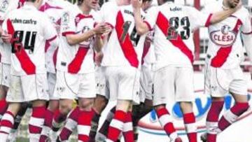 <b>PÓLVORA. </b>Los jugadores rayistas celebran uno de los tantos anotados en el Teresa Rivero.