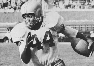‘Sporting News’ lo nombró el mejor jugador de la historia de la NFL. Brown, nacido en 1936, jugó en Cleveland Browns entre 1957 y 1965, antes de iniciar una próspera carrera como actor, de ser el primer afroamericano en narrar un combate de boxeo, ejercer de comentarista en UFC... y llevar una complicada vida llena de denuncias por agresiones, asaltos sexuales... Fue, hasta la llegada de LeBron James, la gran leyenda del deporte de Cleveland. Sus Browns ganaron en 1964 una Super Bowl que fue el único título del deporte profesional de la ciudad hasta el anillo de los Cavaliers en 2016. En el campo, Brown era un fullback imparable que batió todos los registros de carrera posibles y que fue el jugador con más yardas de carrera en ocho de sus nueve temporadas como profesional. Y sigue siendo el único con más de 100 yardas de carrera por partido en el total de su carrera. Se retiró con 106 touchdowns y 12.312 yardas de carrera, fue elegido para Pro Bowl y hasta amenazó con volver al césped en 1983, 17 años después de su retirada, cuando estaba a punto de ser batido su récord de yardas de carrera totales. Sigue teniendo los récords de más partidos con 24 o más puntos (6), touchdowns por partido (1,06), encuentros con tres o más touchdowns (14), temporadas liderando la NFL en yardas de carrera (8), media de yardas de carrera por partido (104,3), temporadas con más touchdowns en la Liga (5)... 