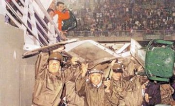 La serie de Copa Davis entre Chile y Argentina terminó en escándalo y una lluvia de sillas en las tribunas el 7 de abril del 2000.