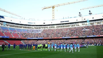 Soccer Football - LaLiga - FC Barcelona v Real Oviedo - Spotify Camp Nou, Barcelona, Spain - January 25, 2026 General view of FC Barcelona players lining up alongside Real Oviedo players before the match REUTERS/Albert Gea
