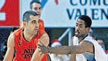 <b>GRIS. </b>Quincy Lewis estuvo ausente casi todo el partido.