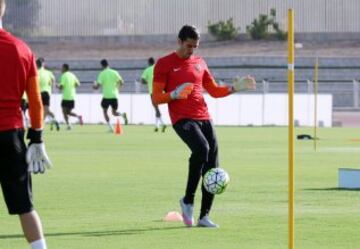 ¡Que ya juegue Memo Ochoa! Sin una uno de los mayores deseos es ver de nueva cuenta como titular al guardameta, quien sólo ha podido ver minutos en duelos de la Copa del Rey con el Málaga. ¡Ojalá vuelvan los éxitos como el del Mundial 2014!