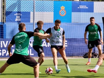 El Córdoba arrancó la semana entrenándose en el campo... del Espanyol.