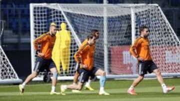 Bale salió ayer a entrenar con un gran vendaje en el gemelo