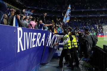 Invasión de campo de los seguidores del Espanyol cuando los jugadores del Barcelona celebraban el campeonato liguero.