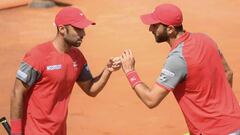 Juan Sebasti&aacute;n Cabal y Robert Farah durante un partido de dobles sobre polvo de ladrillo.