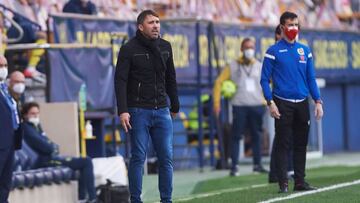 Coudet dirige a su equipo durante el partido contra el Villarreal.