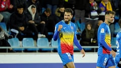 Sinan Bakis celebra un gol con la camiseta del Andorra.