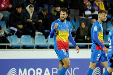 El Andorra aporta otro delantero al once, en este caso, su pichichi Sinan Bakis. En el primero de sus tantos fue asistido por su compañero Bundu, con un balón que recogió de espaldas a la portería y dentro del área. Su mediavuelta para anotar fue exquisita. El segundo fue un auténtico golazo, tras irse de su par fuera del área y golpear con pierna derecha para golpear en la escuadra, antes de que entrara en la portería.